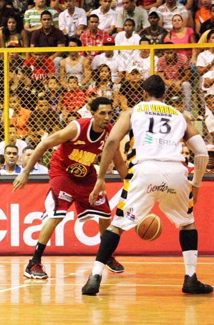 Juan Coronado (San Sebastián) busca realizar ofensiva frente a Francisco Romero (Don Bosco)